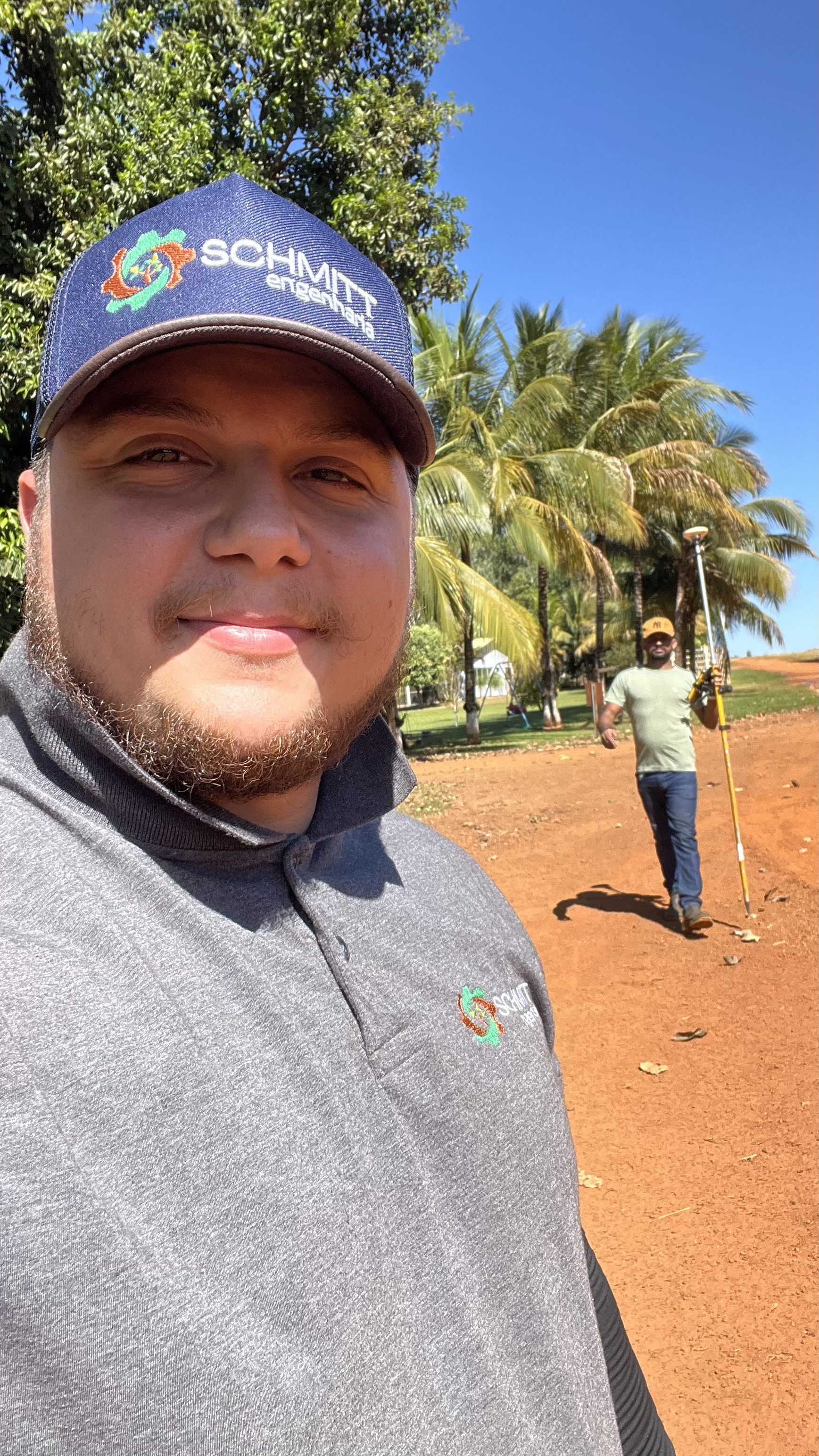 Equipe da Schmitt em levantamento de campo